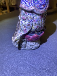 Een Chinese famille rose figuur van een dame op lotustroon, 19e eeuw